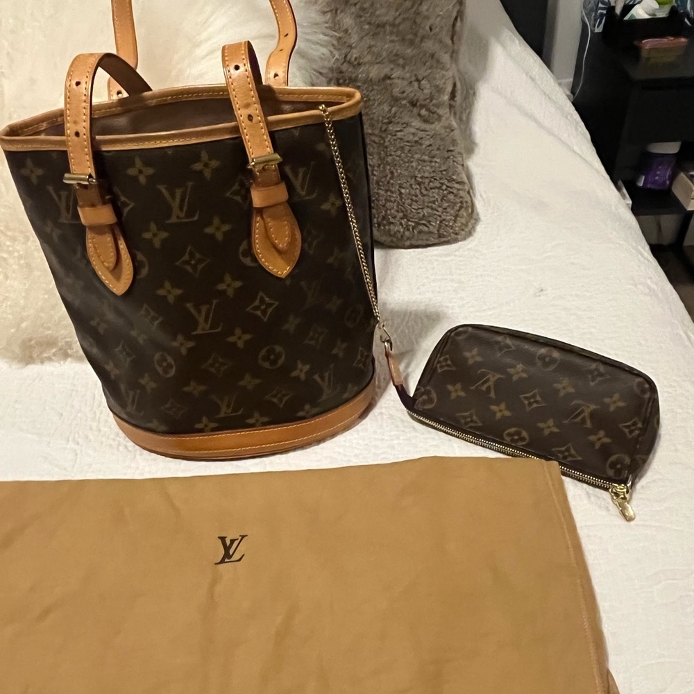 Authentic Louis Vuitton Bucket PM with Pochette